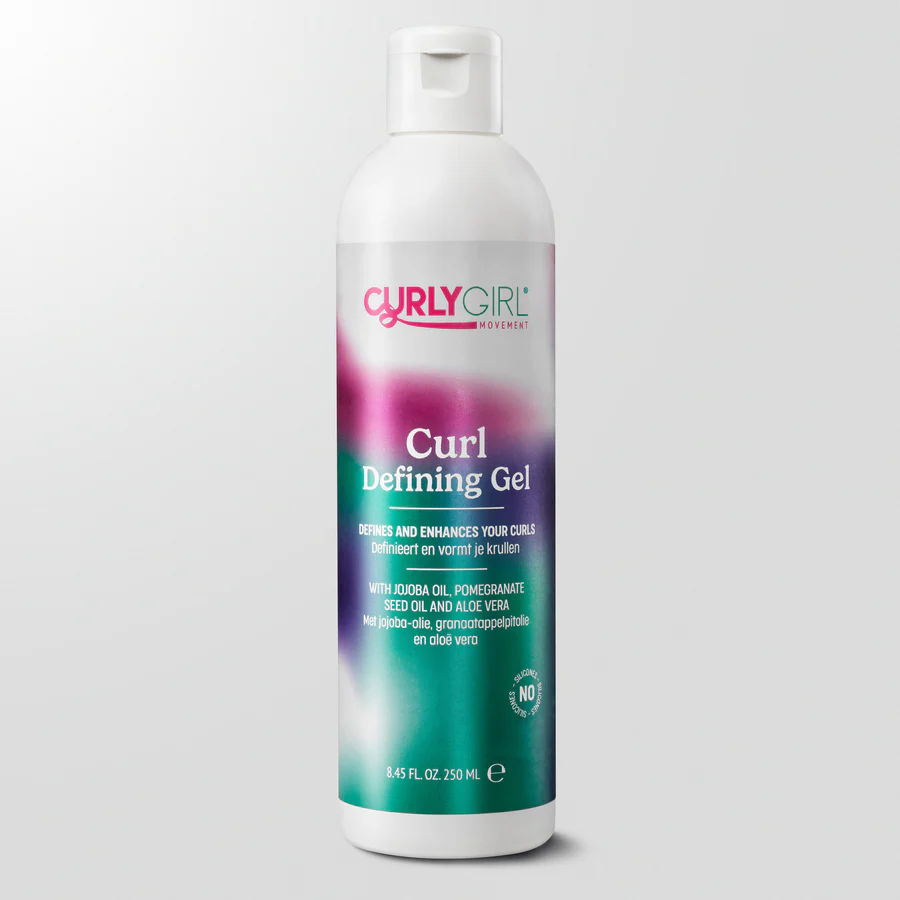 The Curl Defining Gel is a CG gel specially developed for curly hair and is suitable for any curl type. This gel contains proteins and oils that intensely nourish the hair, thereby improving its elasticity. This gel also ensures that your curls are perfectly shaped and defined at the same time. Your curls get a medium hold and therefore you can enjoy long lasting curls. At the same time, you minimize the risk of frizzy hair and get shiny curls in return. The gel also serves as a protective layer against external influences. CG Friendly Medium hold Cruelty free